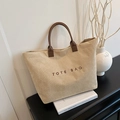 Minimalistische beige Cord-Einkaufstasche mit braunem Ledergriff und TOTE BAG Stickerei - Khaki