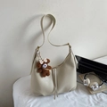 Sac hobo chic blanc crème avec texture rétro et charmant pendentif ours marron - Beige Avec Charme