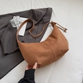 Bolso hobo de ante marrón con correa ajustable y detalles de cordón en forma de media luna - Marrón