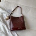 Sac seau tissé rouge foncé avec pompon en perles de bois et détails de base en cuir lisse - Rouge