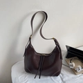 Sac à bandoulière hobo minimaliste marron foncé avec double pompons et sangle réglable - Café sans Pendentif