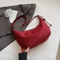 Bolso hobo retro de ante color burdeos con gran capacidad y diseño de forma de media luna - Rojo
