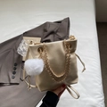 Chique beige bucket bag met trekkoord, gouden ketting en schattige pluchen pompon - Crèmewit Met Hanger