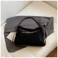 Schlichte schwarze Shopper-Tasche aus Mattleder mit braunen Trägern und Goldakzenten - Schwarz