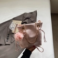 Roze emmer tas met trekkoord met gouden ketting en bijpassende pompon van mat PU-leer - Roze met hanger