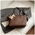 Bolso tote de cuadros marrones con asas de cuero y un lindo colgante de perro - Café con Colgante