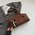 Sac fourre-tout en daim marron foncé avec breloque en bois sur un blazer gris - Avec Pendentif / Marron