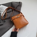 Minimalistische karamellbraune Eimertasche mit Lychee-Struktur und goldenem Schloss - Ohne Anhänger / Gelbbraun