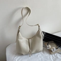 Sac bandoulière demi-lune crème chic avec texture cuir grainé et détails de fermeture - Blanc Crème (Sans Pendentif)
