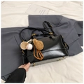 Borsa a mano in ecopelle nera lucida con tracolla e ciondoli a tema baseball - Nero (Con Ciondolo)
