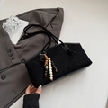 Sac cabas noir en daim mat avec pendentif en perles de bois et fines bandoulières - Avec Pendentif / Noir