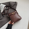 Dunkelbraune Eimertasche mit Litschi-Struktur und goldenem Verschluss für die Schulter - Ohne Anhänger / Kaffeebraun