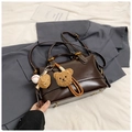 Borsa a mano da donna in pelle lucida marrone scuro con ciondoli a forma di orsetto - Caffè (Con Ciondolo)