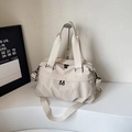 Minimalistische beige Nylon-Handtasche mit verstellbarem Gurt und schwarzen Beschlägen - Weiß