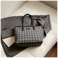 Große grau-schwarze Shopper-Tasche mit Karomuster und Doppelgriff auf einem Sakko - Schwarz ohne Anhänger