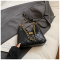 Sac fourre-tout noir matelassé avec chaîne dorée et fermoir rotatif sur un costume gris - Matelassé Losange Noir Petit