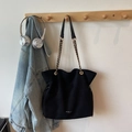 Minimalistische schwarze Kordelzug-Beuteltasche mit Goldkette und Fashion-Aufdruck - Schwarz Groß
