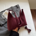 Bolso de hombro media luna en ante granate con correa larga desmontable - Burdeos