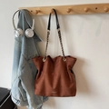 Minimalistische dunkelbraune Wildleder Beuteltasche mit Goldkette und Kordelzug - Braun Groß
