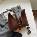 Bolso bandolera de media luna marrón oscuro con correa ajustable y acabado texturizado - Marrón