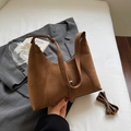 Bolso medialuna marrón de gamuza sintética con correas ajustables y grano litchi - Marrón