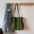 Modische dunkelgrüne Wildleder-Beuteltasche mit Kordelzug und Kettenriemen - Grün Groß