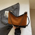 Bolso de hombro retro de ante marrón con retazos de cuero negro y cadena dorada - Negro Y Marrón Amarillento