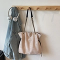 Sac seau chic abricot avec cordon et bandoulière chaîne sur un crochet mural - Beige Grand