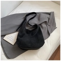 Grande borsa hobo in pelle scamosciata nera opaca con fibbia in metallo dorato - Nero
