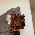 Sac seau en daim marron avec cordon de serrage, chaîne en métal et bandoulière noire - Marron Petit