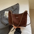 Bolso de hombro retro marrón oscuro mate con cadena dorada y logotipo estético - Marrón
