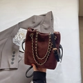 Sac seau minimaliste en daim marron foncé avec chaîne dorée et bandoulière noire - Café Petit
