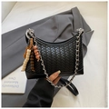 Dettaglio borsa hobo in pelle intrecciata nera con catena argento e ciondolo a perle - Nero (Con Ciondolo)