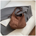 Borsa hobo marrone scuro in pelle scamosciata con tracolla e dettagli dorati vintage - Marrone