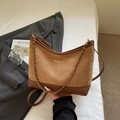 Elegante bolso hobo de ante marrón y cuero con cadena dorada en un ambiente muy moderno - Caqui
