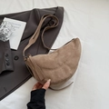 Bolso de media luna en ante color camel con correa ancha ajustable y diseño minimalista - Gris Beige