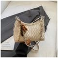 Dettaglio della borsa hobo intrecciata crema con catena argento e ciondolo di perle - Bianco (Con Ciondolo)