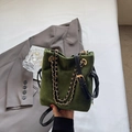 Sac seau chic vert foncé à cordon en suédine avec une élégante chaîne dorée dorée - Vert Petit