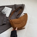 Bolso de media luna minimalista en ante marrón con forma fluida y correa de hombro ajustable - Marrón
