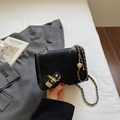 Borsa a tracolla trapuntata nera con catena dorata e ciondolo a sfera alla moda - Nero