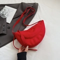 Elegante bolso bandolera de ante rojo en forma de media luna con herrajes plateados - Rojo