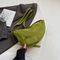 Elegante bolso de hombro en ante verde matcha con forma de media luna y correa ajustable - Verde