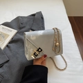 Borsa a tracolla grigio chiaro trapuntata con catena dorata e trama marmorea - Argento