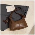 Bolso tipo cubo vintage de cuero marrón con colgante de perro y correa ajustable - Marrón con colgante