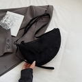 Minimalistische schwarze Damen-Umhängetasche aus Wildlederimitat in Halbmondform - Schwarz