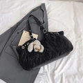 Minimalistische schwarze Totebag mit Knitteroptik und süßem weißen Hasen-Anhänger - Schwarz mit Anhänger