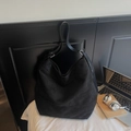 Bolso cubo minimalista de ante negro con correa de cuero para oficina y estudio - Negro