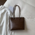 Bolso tote vintage minimalista en cuero marrón oscuro con textura y asas finas - Marrón Oscuro