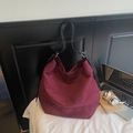 Bolso tipo hobo grande color burdeos con correa negra ajustable para diario - Burdeos