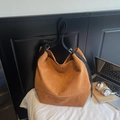 Bolso tipo cubo minimalista de ante marrón con correa negra para uso diario - Marrón